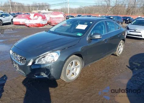 2013 Volvo S60 T5/T5 Platinum/T5 Premier/T5 Premier Plus z USA, uszkodzony, nr VIN YV1612FH5D2188633